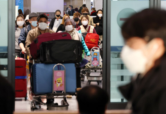 정부가 중국발 입국자에 대해 코로나19 검사를 의무화하기로 발표한 30일 오전 인천국제공항 제1터미널 입국장을 통해 많은 여행객들이 입국하고 있다. 연합뉴스 