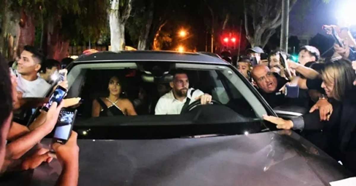 사진=조카 생일파티에 참석하기 위해 자동차를 몰고 나선 메시가 팬들에게 둘러싸여 있다.  출처=가르시아