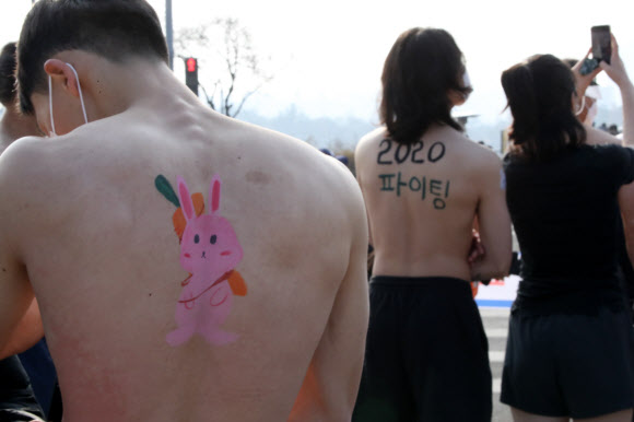 ‘파이팅’ 넘치게 참가하는 마라톤 참가자들