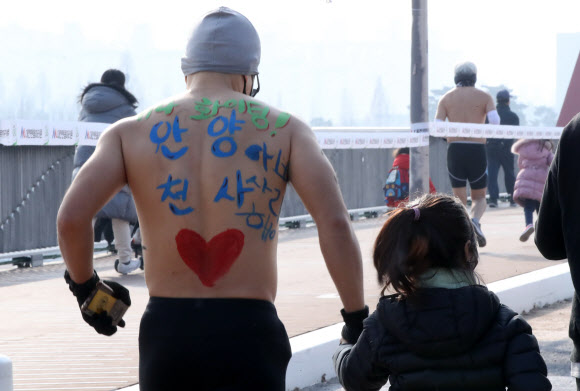 자녀와 함께 달리는 마라톤 참가자