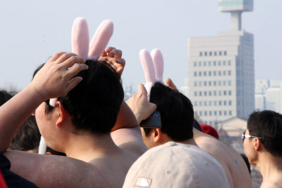 ‘토끼 머리띠’ 장착한 맨몸마라톤대회 참가자들