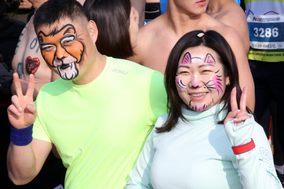 2022 호랑이와 2023 토끼를 얼굴에 입히고 활짝