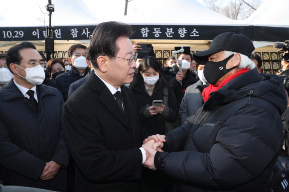 이재명 더불어민주당 대표(왼쪽)가 1일 오전 서울 용산구 이태원광장에 마련된 10.29 이태원참사 희생자 시민분향소를 찾아 이종철 유가족협의회 대표를 위로하고 있다. 2023.01.01 오장환 기자