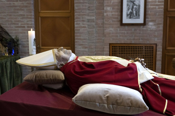 교황청이 베네딕토 16세 전 교황의 시신 사진을 그의 선종 하루 뒤인 1일(현지시간) 공개했다. 교황청 공보실 제공