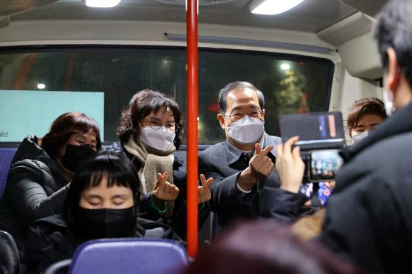 한덕수 국무총리가 2일 서울 상계동에서‘새벽 만원 버스’라고 알려진 146번 시내버스 첫차를 타고 새해 첫 출근하는 근로자들을 격려하고 있다. 2023.01.02 뉴시스