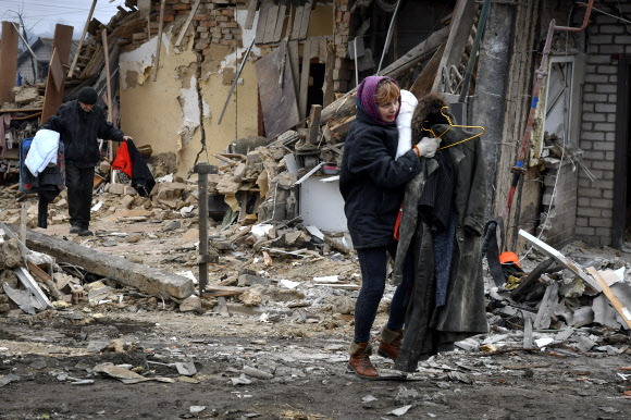 러시아군 공격에 폐허된 집에서 물건 챙기는 우크라 주민들