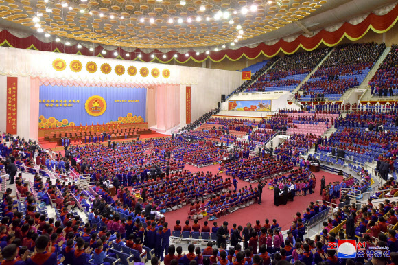 김정은, 조선소년단 제9차대회 대표들에게 선물 전달