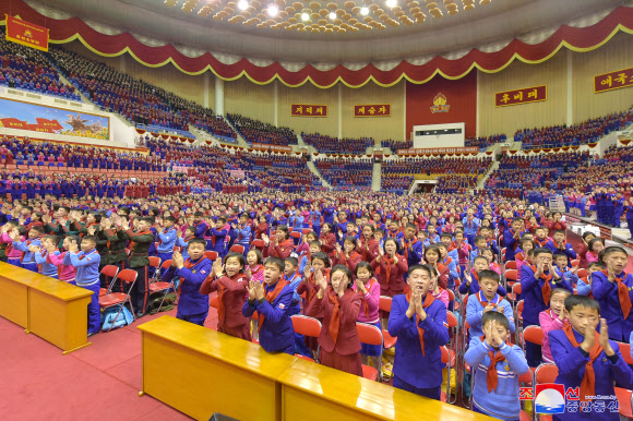 김정은, 조선소년단 제9차대회 대표들에게 선물 전달