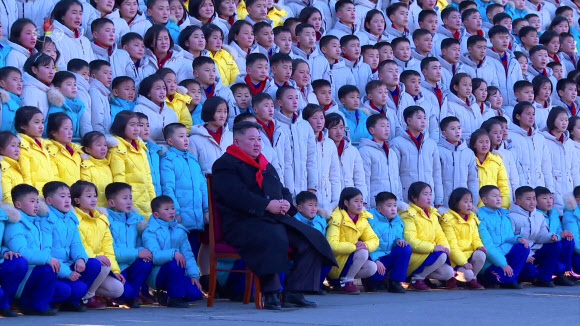 북한 김정은, 소년단대회 대표들과 기념사진