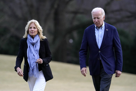 연말휴가를 떠났던 조 바이든 미국 대통령 부부가 2일(현지시간) 워싱턴DC 백악관에 돌아오는 모습. AP