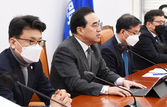 박홍근(왼쪽 두 번째) 더불어민주당 원내대표가 3일 국회에서 열린 원내대책회의에서 발언하고 있다.  오장환 기자
