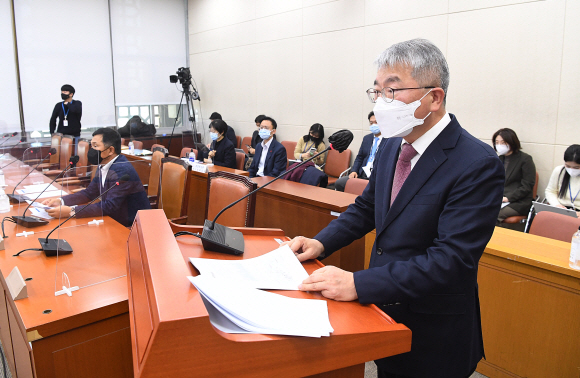 국회 연금개혁특별위원회 소속 김용하 민간자문위원회 공동위원장이 3일 국회에서 열린 특위 전체회의에서 민간자문위가 마련한 연금개혁 방안을 보고하고 있다. 오장환 기자