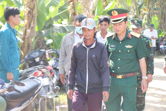 2일(현지시간) 베트남 남부 동탑성의 857 지방도로 부근의 다리 공사 현장에서 추락한 타이 리 하오 남(10)의 부친이 구조 현장을 찾았다. 2023.1.2