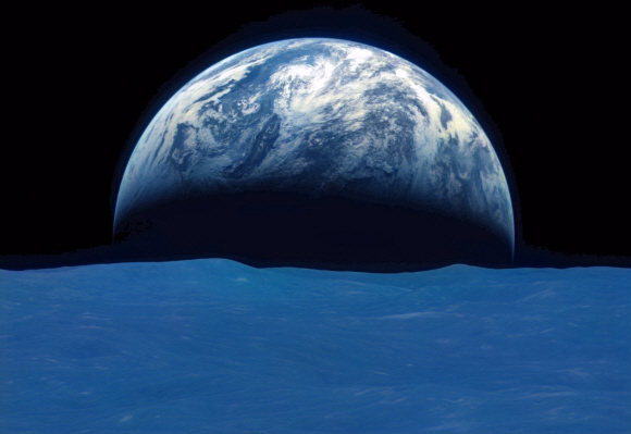 한국항공우주연구원이 3일 다누리가 2022년 12월 31일과, 2023년 1월 1일 계묘년 새해 첫날에 촬영한 지구-달 사진을 공개했다. 사진은 2022년 12월 31일 16시 10분, 발사 후 149일, 달 상공 119km에서 촬영한 지구. 2023.1.3 (사진은 항우연에서 제공한 흑백사진을 AI프로그램을 이용하여 컬러 사진으로 복원함) [한국항공우주연구원 제공]