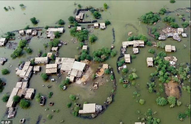 2022년 8월 기록적인 대홍수로 물에 잠긴 파키스탄의 한 도시의 모습이다. AP 연합뉴스
