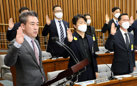 윤희근 경찰청장이 4일 오전 국회에서 열린 ‘이태원 참사 국정조사 특별위원회 1차 청문회’에서 선서하고 있다. 앞줄 왼쪽부터 윤 청장, 이임재 전 용산경찰서장, 김광호 서울경찰청장. 2023.1.4 연합뉴스