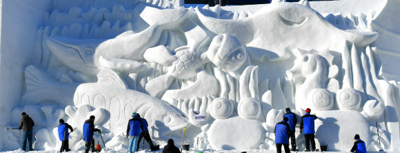 화천산천어축제장 제작중인 눈조각