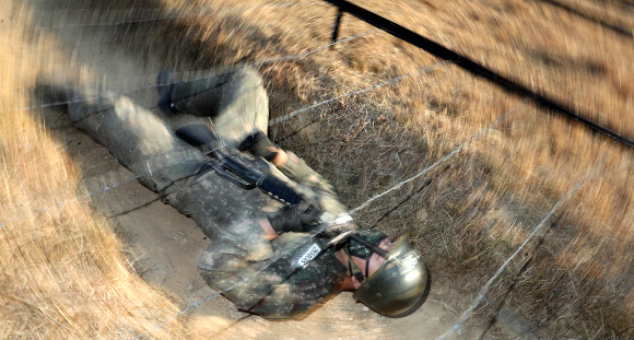 해군병 688기 훈련병이 4일 오후 경남 창원시 진해구 해군교육사령부에서 3주 차 각개전투 훈련에서 철조망을 이동하고 있다. 2023.1.4  연합뉴스