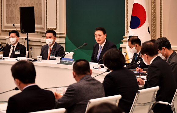 윤석열 대통령이 4일 청와대 영빈관에서 열린 농림축산식품부·해양수산부 업무보고에서 모두발언을 하고 있다. 윤 대통령은 정황근 농식품부 장관과 조승환 해수부 장관으로부터 ‘2023 농식품·해양수산 정책방향’에 대한 보고를 들은 뒤, 농축산·해양수산 산업의 생산성을 높이는 것이 중요하다고 강조했다. 박지환 기자