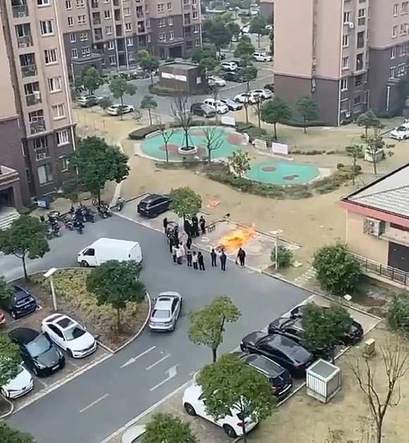 코로나19 사망자 폭증으로 중국의 화장·장례시스템이 사실상 마비된 가운데, 아파트 주차장에서 시신을 화장 처리하는 한 유가족이 포착됐다. 웨이보