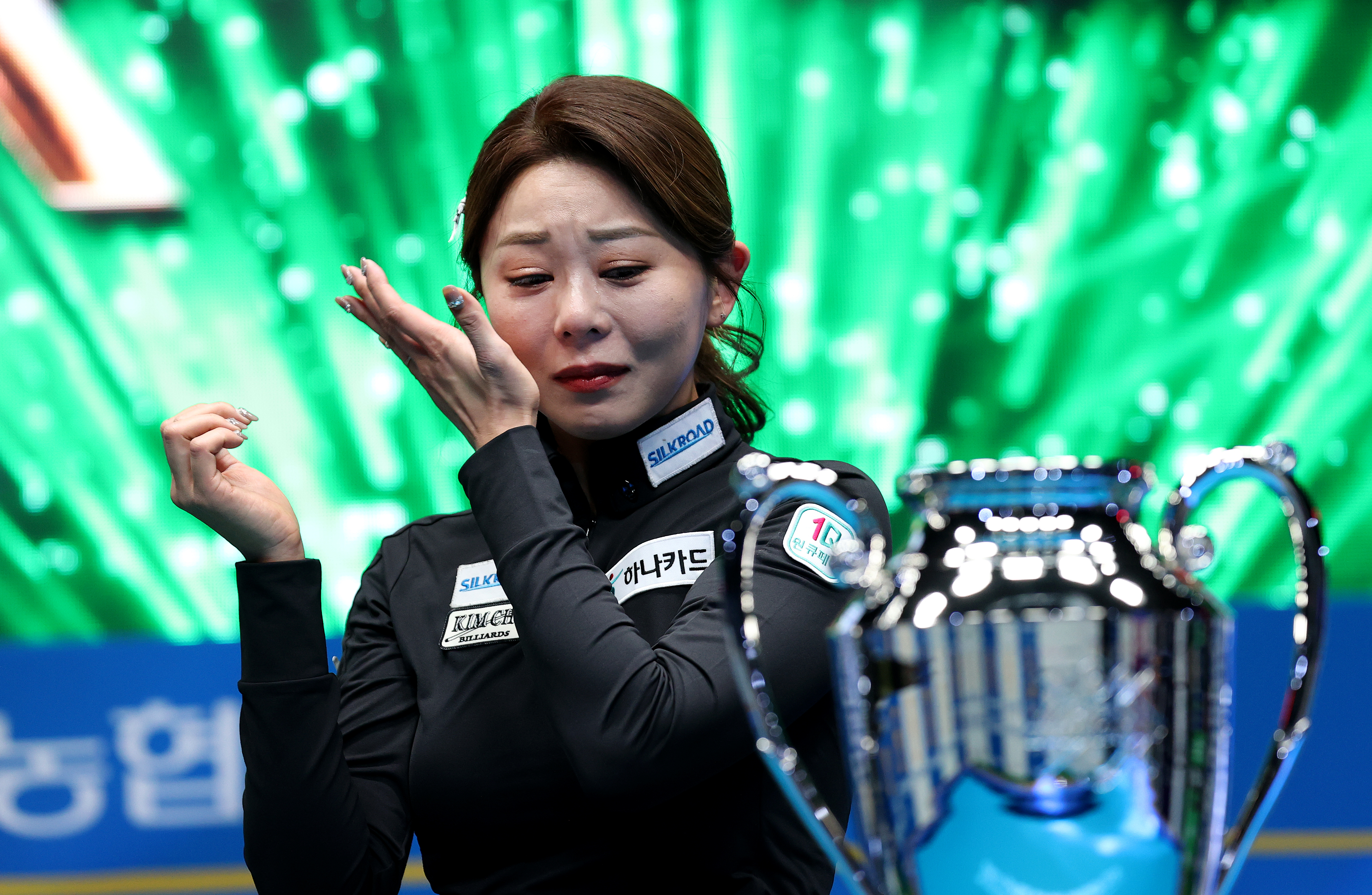 김가영이 LPBA 투어 NH농협카드 챔피언십 결승에서 우승, 통산 5승째를 일궈낸 뒤 우승 소감을 밝히다 돌아가신 친할머니를 언급하며 눈물을 흘리고 있다. [PBA 제공]