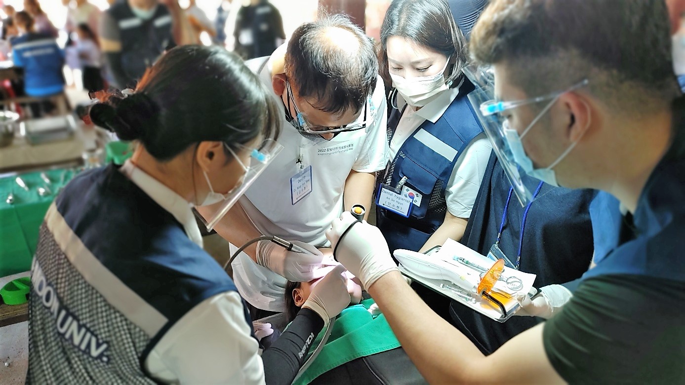 캄보디아에서 교육·의료 봉사에 나선 선문대 학생들이 전문 의료진과 함께 현지인의 치과 치료를 돕고 있다. 선문대 제공