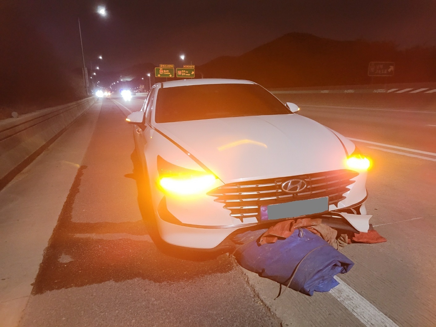 지난 2일 오후 6시 10분쯤 순천~완주 고속도로의 동순천톨게이트 5㎞ 지점에서 도로에 떨어져 있는 2m크기의 화물차 덮개 천막을 들이받은 사고를 당한 소나타 차량