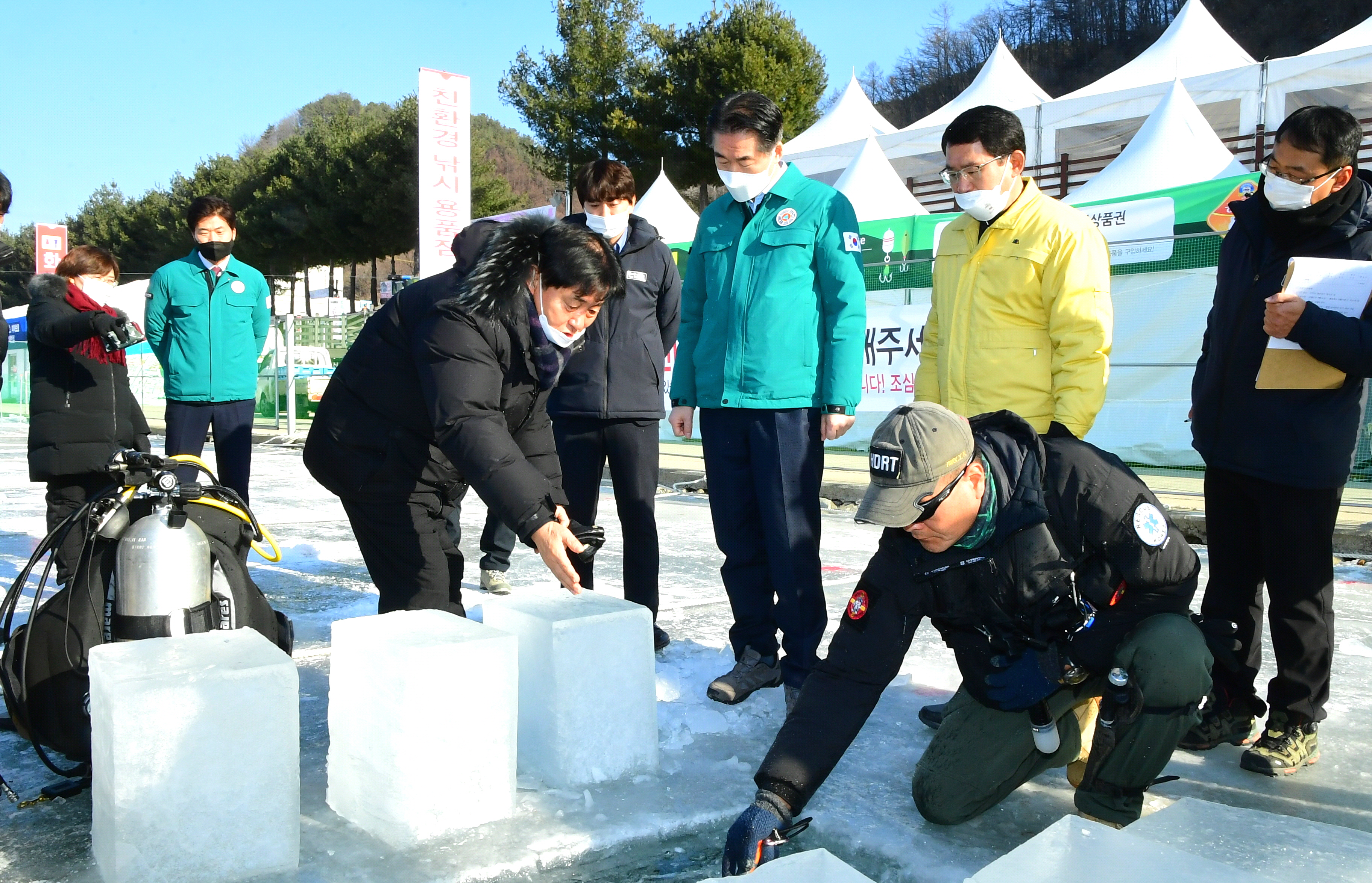 김성호 행정안전부 차관은 5일 화천산천어축제장을 방문해 최문순 화천군수와 함께 시설물을 점검했다. 화천군 제공