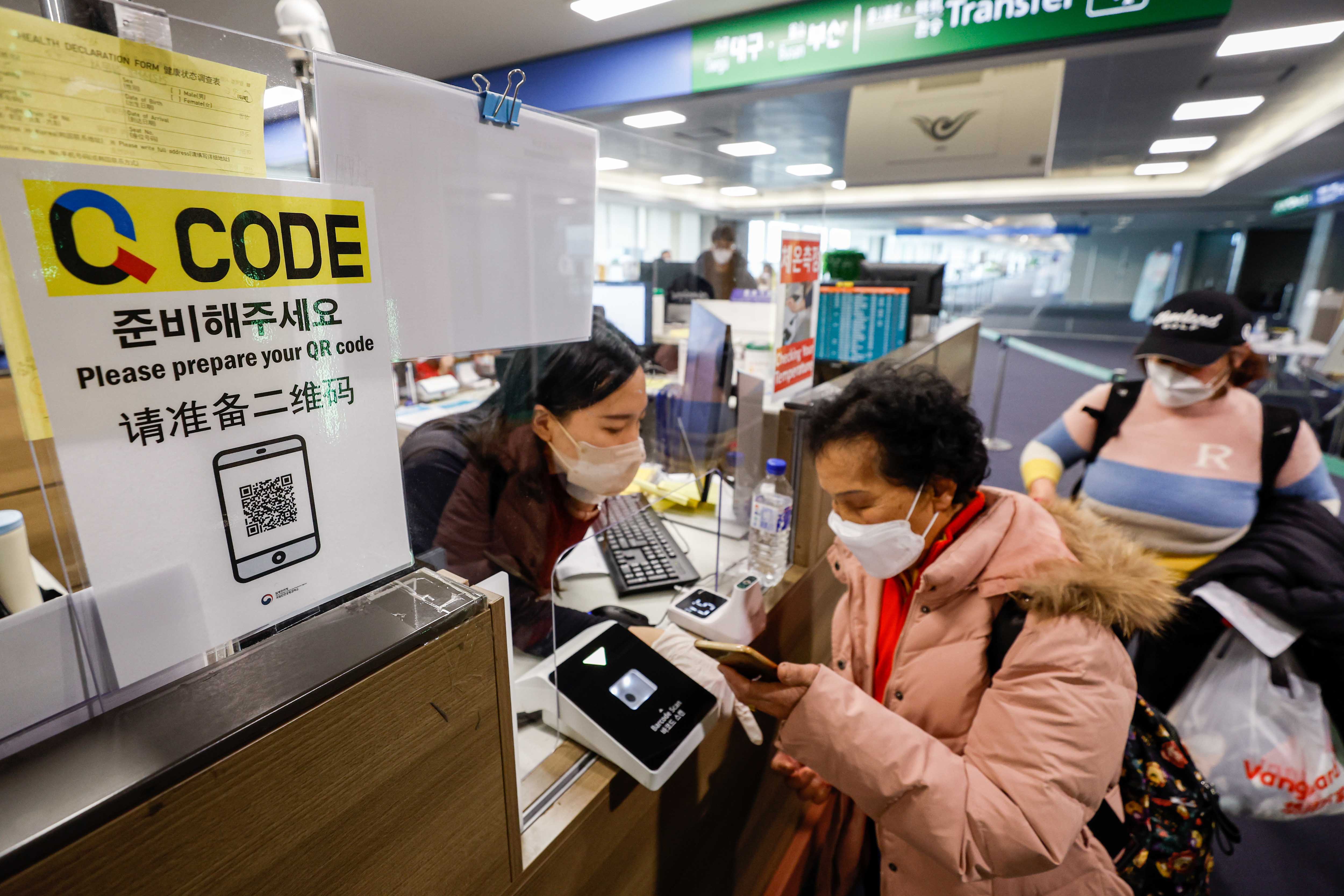 중국 및 홍콩, 마카오발 입국자에 대한 ‘검역정보사전입력시스템(Q-CODE, 큐코드)’의 입력 의무화가 시행된 5일 인천국제공항 제1여객터미널 입국장에서 공항 관계자가 큐코드 확인을 하고 있다. 2023. 1. 5 도준석 기자