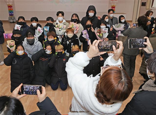 3년 만에 대면 졸업식… 친구들과 함께 추억샷  