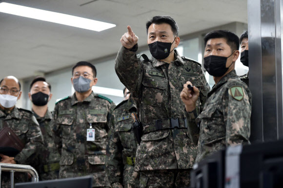 북한 무인기가 서율 용산의 비행금지구역을 침범했다는 사실이 5일 뒤늦게 밝혀졌다. 앞서 지난 1일 김승겸 합참의장이 육군 제1방공여단에서 수도권 방공작전 태세 강화 방안을 보고 받는 모습.  연합뉴스