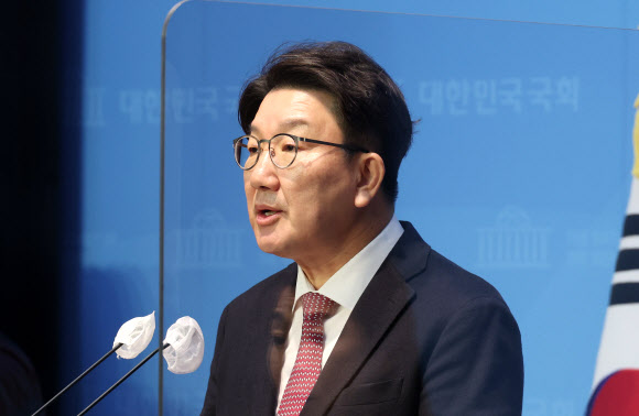 권성동 국민의힘 의원이 5일 국회 소통관에서 당대표 불출마 선언 기자회견을 하고 있다. 연합뉴스