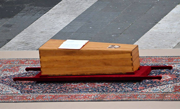 성베드로 광장에 놓인 베네딕토16세의 관