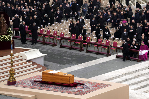 The coffin of late Pope Emeritus Benedict XVI is placed at St. Peter‘s Square for a funeral mass at the Vatican, Thursday, Jan. 5, 2023. Benedict died at 95 on Dec. 31 in the monastery on the Vatican grounds where he had spent nearly all of his decade in retirement, his days mainly devoted to prayer and reflection. AP   연합뉴스