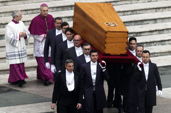 The coffin of late Pope Emeritus Benedict XVI is brought to St. Peter‘s Square for a funeral mass at the Vatican, Thursday, Jan. 5, 2023. Benedict died at 95 on Dec. 31 in the monastery on the Vatican grounds where he had spent nearly all of his decade in retirement, his days mainly devoted to prayer and reflection. AP 연합뉴스