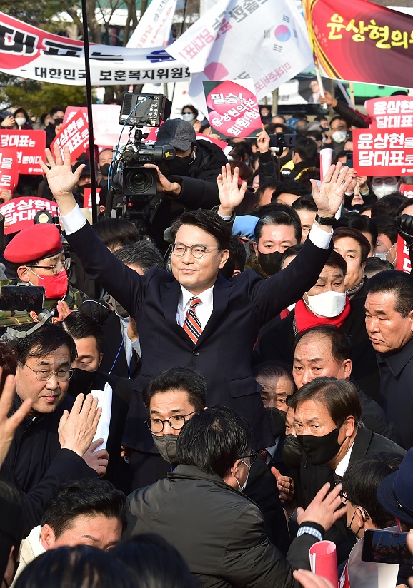 5일 오후 경북 구미시 상모동 박정희 전 대통령 생가 앞에서 열린 윤상현 국민의힘 의원 당대표 후보 출정식에서 지지자들을 향해 손을 흔들며 인사하고 있다.뉴시스