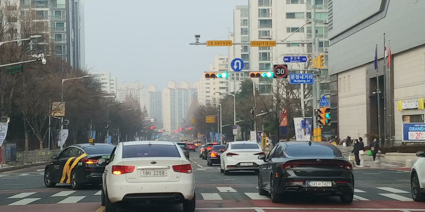 대전 서구 둔산동 대로를 지나는 차량들이 스쿨존 무인단속카메라 앞에서 속도를 대폭 낮추고 엉금엉금 가고 있다. 이천열 기자