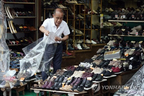 2019년 신발 가게에서 일하는 일본의 한 노인. [EPA=연합뉴스]