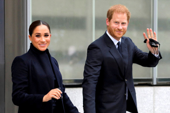 지난 2021년 9월 뉴욕 맨하탄 제1세계무역센터를 방문한 영국 해리 왕자(오른쪽)과 아내 메건 마클. 로이터 연합뉴스.