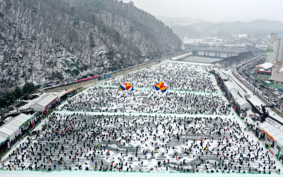 최악 미세먼지·체감 영하 10도… 그래도 20만명 몰린 산천어축제 