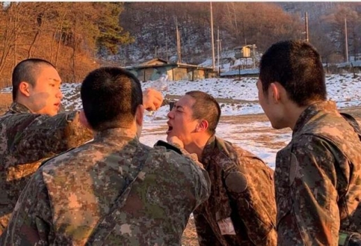 아이돌 그룹 방탄소년단(BTS)의 진(오른쪽 두 번째)이 최근 경기 연천 5사단 신병교육대에서 화생방 훈련을 받는 모습이 지난 7일 페이스북 페이지 ‘육군 훈련소 대신 전해드립니다’(육대전)에 게시됐다.<br>육대전 캡처