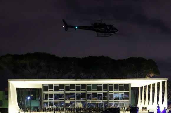 8일(현지시간) 브라질 브라질리아에 있는 의회 위를 날고 있는 경찰 헬리콥터. AP