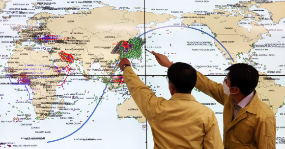 미국 지구관측 위성 ‘ERBS’가 한반도 인근에 추락할 가능성이 예고된 9일 오전 세종시 정부세종청사 해양수산부 상황실에서 관계자들이 추락 예측궤도를 주시하며 우리나라 선박 등의 안전을 모니터링하고 있다. 연합뉴스