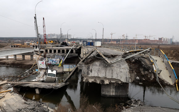 8일(현지시간) 우크라이나 수도 키이우와 외곽 도시 이르핀을 잇는 다리가 파괴된 채 방치되어 있다. 2023.1.10  연합뉴스