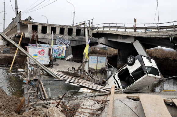 8일(현지시간) 우크라이나 수도 키이우와 외곽 도시 이르핀을 잇는 다리가 파괴된 채 방치되어 있다. 2023.1.10  연합뉴스