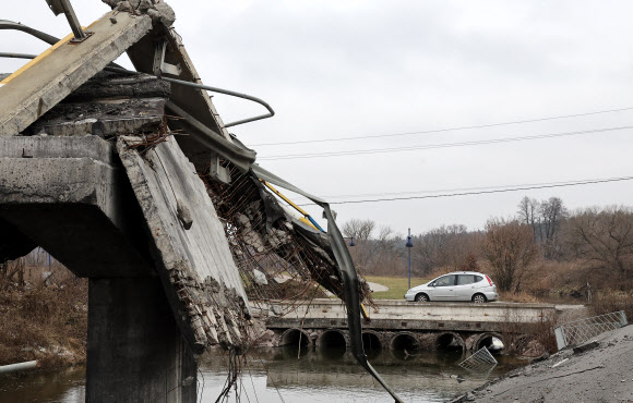 8일(현지시간) 우크라이나 수도 키이우와 외곽 도시 이르핀을 잇는 다리가 파괴된 채 방치되어 있다. 2023.1.10  연합뉴스