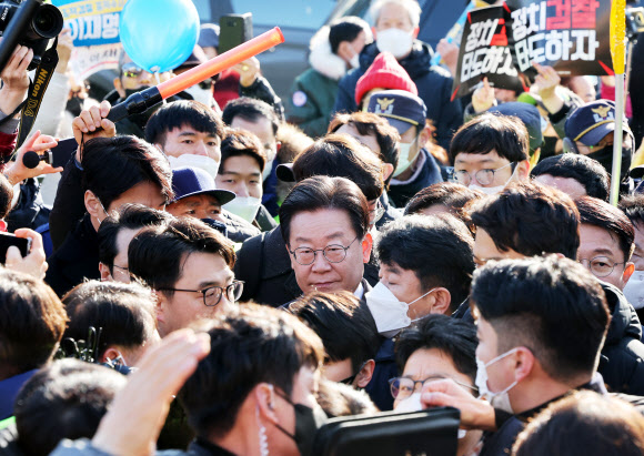 더불어민주당 이재명 대표가 ‘성남FC 후원금 의혹’ 사건 관련 조사를 받기 위해 10일 오전 경기도 성남시 수원지방검찰청 성남지청으로 출석하고 있다. 2023.1.10  연합뉴스