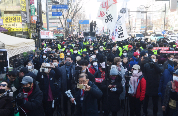 10일 수원지검 성남지청 인근에서 이재명 더불어민주당 대표의 검찰 출석을 앞두고 보수 성향 시민단체들의 대규모 집회가 열리고 있다. 2023. 1. 10  안주영 전문기자