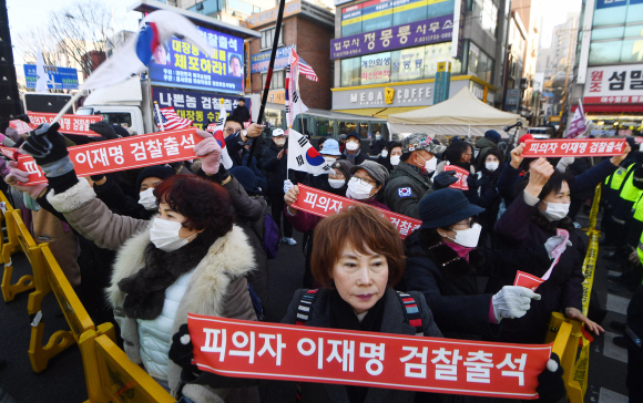 10일 수원지검 성남지청 인근에서 이재명 더불어민주당 대표의 검찰 출석을 앞두고 보수 성향 시민단체들의 대규모 집회가 열리고 있다. 2023. 1. 10 안주영 전문기자