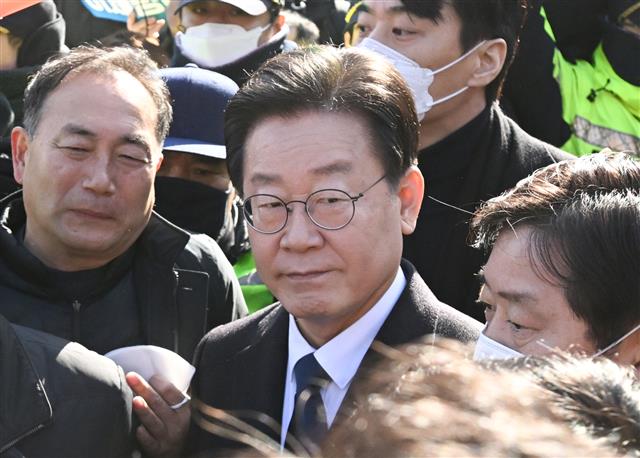 이재명 더불어민주당 대표가 ‘성남FC 후원금’ 의혹과 관련한 조사를 받기 위해 10일 오전 경기 수원지방검찰청 성남지청에 출석하고 있다. 제1야당 현직 대표가 검찰에 피의자 신분으로 출석하는 것은 헌정 사상 처음이다. 2023.1.10 뉴스1